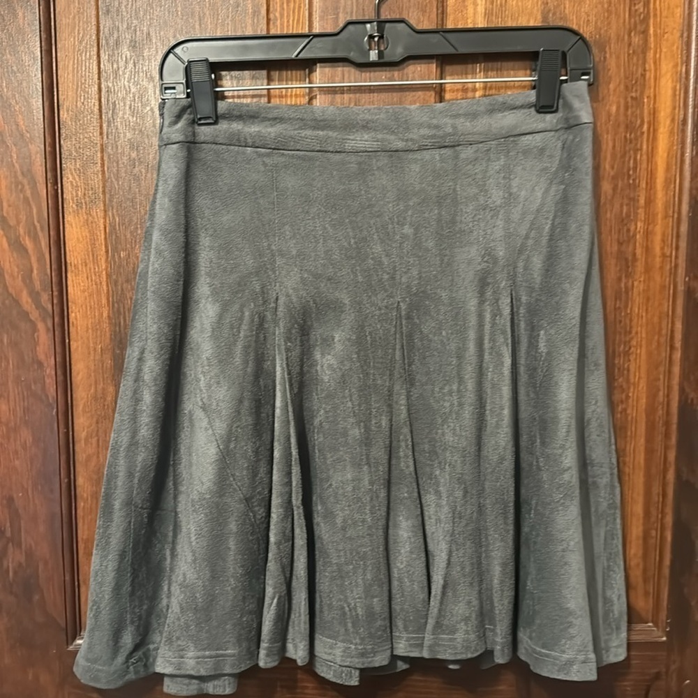 Gilli Tawni Pleat Gray Suede Skirt Size S - Picture 3 of 5